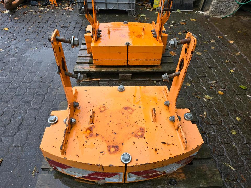 Heckgewicht Unimog 405 U400 U 300 500 400 318 423 427 429 430 530 527 535 Kontergewicht Mulag Mähausleger Böschungsmulcher Dücker - Contrapeso: foto 4 Heckgewicht Unimog 405 U400 U 300 500 400 318 423 427 429 430 530 527 535 Kontergewicht Mulag Mähausleger Böschungsmulcher Dücker - Contrapeso: foto 4