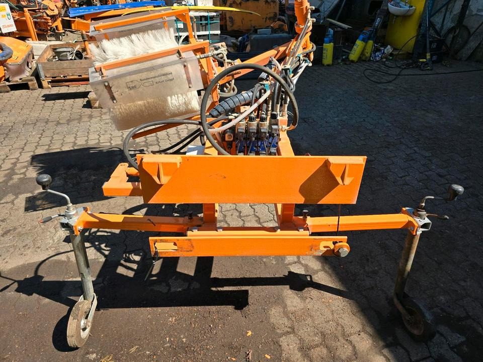 Leitpfostenwaschgerät WV 3-L  für Unimog 405/10 405/12 U300 u400 300 500 318 218 423 430 530 Schmidt - Barredora cucharón para Camión: foto 2 Leitpfostenwaschgerät WV 3-L  für Unimog 405/10 405/12 U300 u400 300 500 318 218 423 430 530 Schmidt - Barredora cucharón para Camión: foto 2