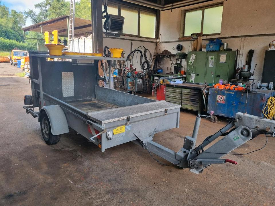 Mersch Absperrtafel Nissen VZ 616 B3 LED Ausführung Auffahrampe Verkehrsleittafel Verkehrsleitanhänger Verkehrssicherungsanhänger Horizont Trebbiner Verkehrssicherung Baustellenabsicherung Unimog Auto - Equipo de construcción, Remolque: foto 5 Mersch Absperrtafel Nissen VZ 616 B3 LED Ausführung Auffahrampe Verkehrsleittafel Verkehrsleitanhänger Verkehrssicherungsanhänger Horizont Trebbiner Verkehrssicherung Baustellenabsicherung Unimog Auto - Equipo de construcción, Remolque: foto 5