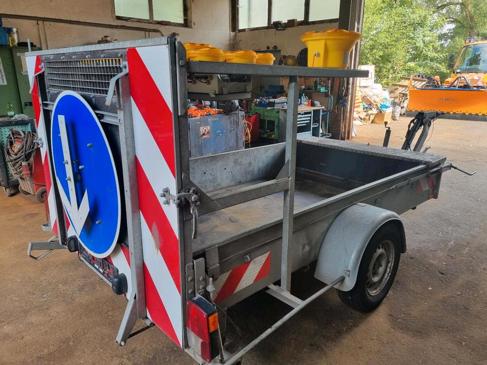 Mersch Absperrtafel Nissen VZ 616 B3 LED Ausführung Auffahrampe Verkehrsleittafel Verkehrsleitanhänger Verkehrssicherungsanhänger Horizont Trebbiner Verkehrssicherung Baustellenabsicherung Unimog Auto - Equipo de construcción, Remolque: foto 2 Mersch Absperrtafel Nissen VZ 616 B3 LED Ausführung Auffahrampe Verkehrsleittafel Verkehrsleitanhänger Verkehrssicherungsanhänger Horizont Trebbiner Verkehrssicherung Baustellenabsicherung Unimog Auto - Equipo de construcción, Remolque: foto 2