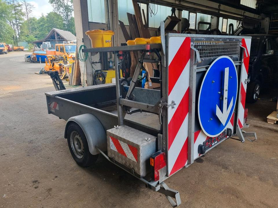 Mersch Absperrtafel Nissen VZ 616 B3 LED Ausführung Auffahrampe Verkehrsleittafel Verkehrsleitanhänger Verkehrssicherungsanhänger Horizont Trebbiner Verkehrssicherung Baustellenabsicherung Unimog Auto - Equipo de construcción, Remolque: foto 1 Mersch Absperrtafel Nissen VZ 616 B3 LED Ausführung Auffahrampe Verkehrsleittafel Verkehrsleitanhänger Verkehrssicherungsanhänger Horizont Trebbiner Verkehrssicherung Baustellenabsicherung Unimog Auto - Equipo de construcción, Remolque: foto 1