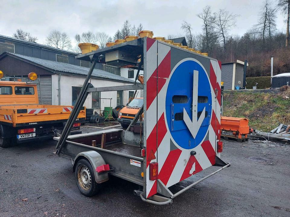Mersch Absperrtafel Vorwarntafel Verkehrsleitanhänger vz616 nisse - Remolque: foto 2 Mersch Absperrtafel Vorwarntafel Verkehrsleitanhänger vz616 nisse - Remolque: foto 2