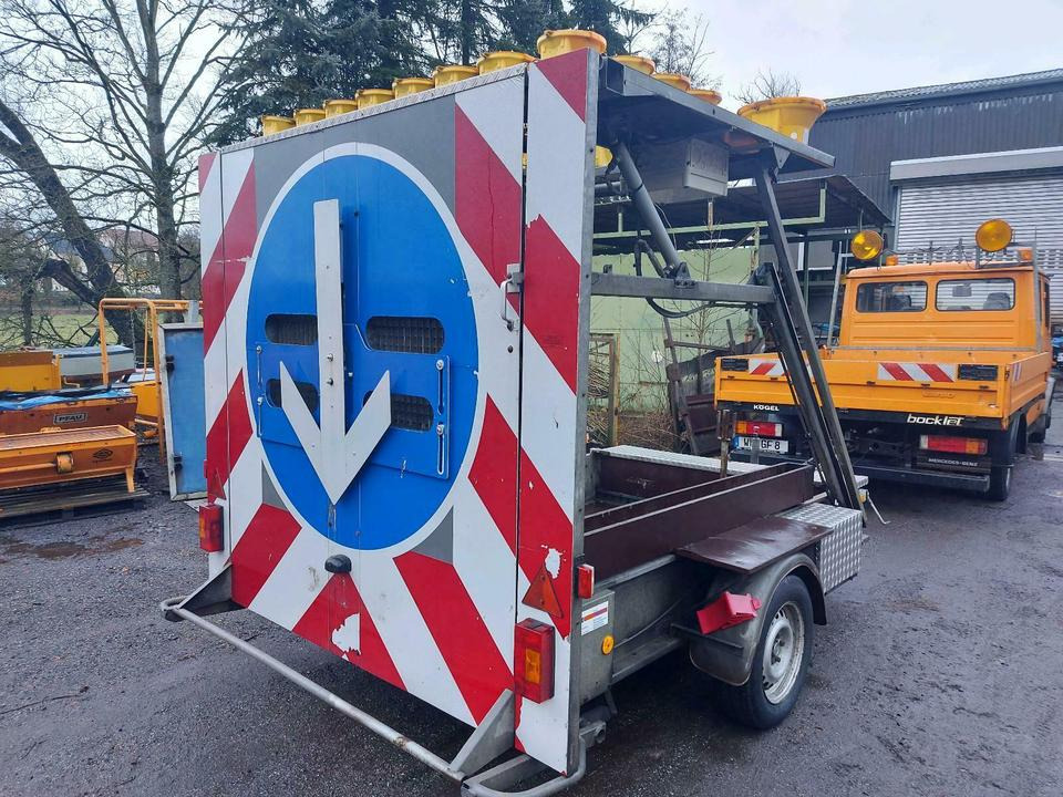 Mersch Absperrtafel Vorwarntafel Verkehrsleitanhänger vz616 nisse - Remolque: foto 1 Mersch Absperrtafel Vorwarntafel Verkehrsleitanhänger vz616 nisse - Remolque: foto 1