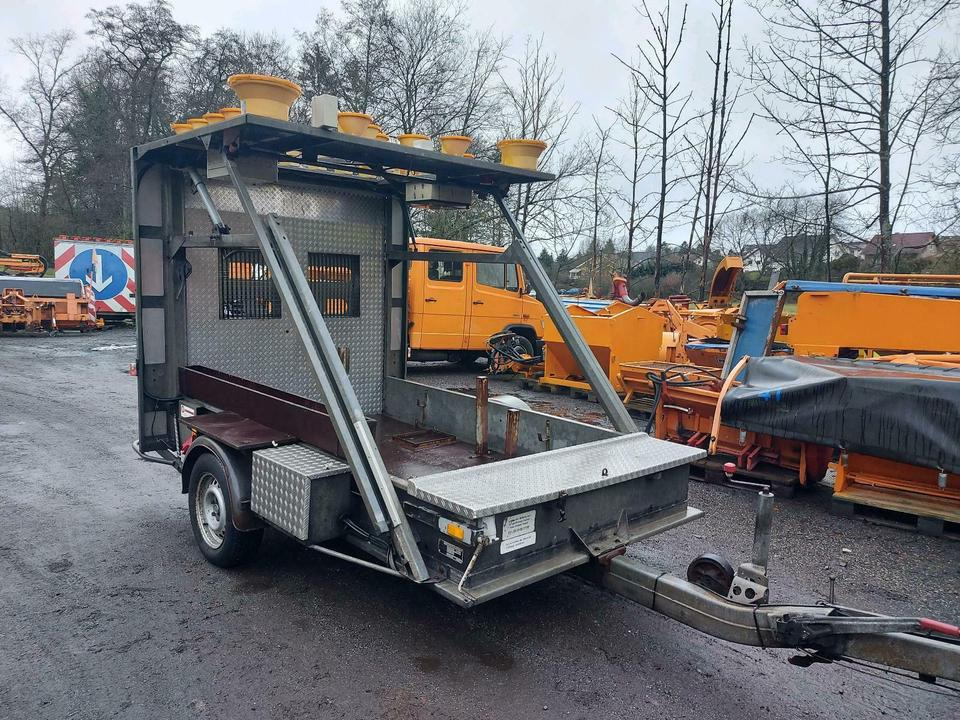 Mersch Absperrtafel Vorwarntafel Verkehrsleitanhänger vz616 nisse - Remolque: foto 3 Mersch Absperrtafel Vorwarntafel Verkehrsleitanhänger vz616 nisse - Remolque: foto 3