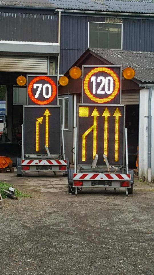 Mersch LED Verkehrsleitanhänger Verkehrsleittafel Nissen Horizont - Remolque: foto 1 Mersch LED Verkehrsleitanhänger Verkehrsleittafel Nissen Horizont - Remolque: foto 1