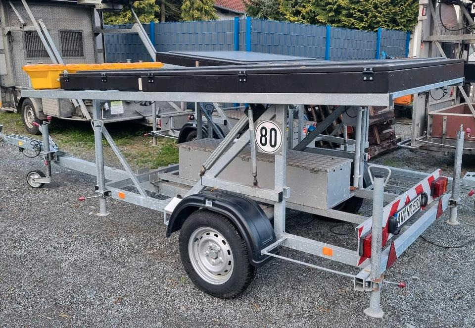 Remolque Neuwertige Nissen LED VLT Verkehrsleittafel Verkehrsleitanhänger Verkehrssicherungsanhänger Leitanhänger Leittafel Absperrtafel FAT Verkehrssicherung GPS: foto 14