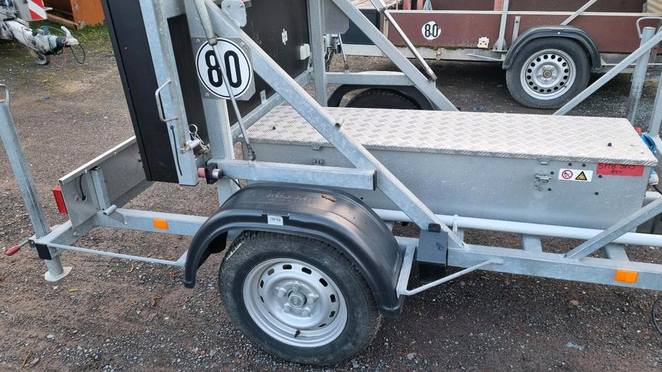 Remolque Neuwertige Nissen LED VLT Verkehrsleittafel Verkehrsleitanhänger Verkehrssicherungsanhänger Leitanhänger Leittafel Absperrtafel FAT Verkehrssicherung GPS: foto 12