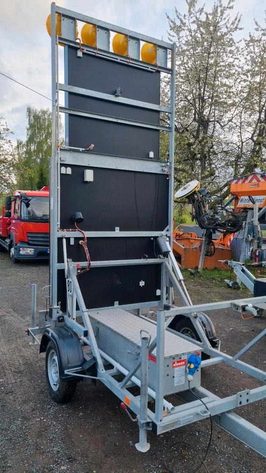 Remolque Neuwertige Nissen LED VLT Verkehrsleittafel Verkehrsleitanhänger Verkehrssicherungsanhänger Leitanhänger Leittafel Absperrtafel FAT Verkehrssicherung GPS: foto 9