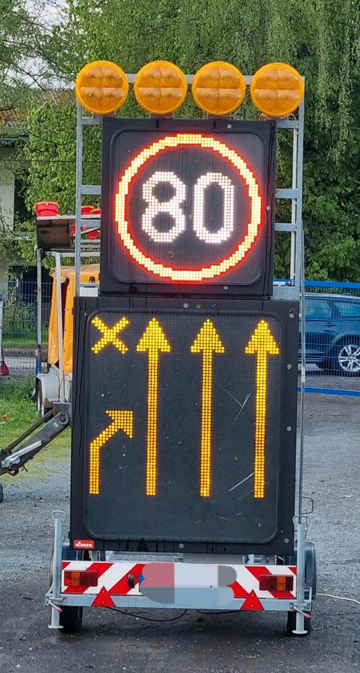 Remolque Neuwertige Nissen LED VLT Verkehrsleittafel Verkehrsleitanhänger Verkehrssicherungsanhänger Leitanhänger Leittafel Absperrtafel FAT Verkehrssicherung GPS: foto 18