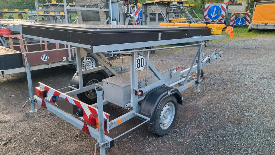 Remolque Neuwertige Nissen LED VLT Verkehrsleittafel Verkehrsleitanhänger Verkehrssicherungsanhänger Leitanhänger Leittafel Absperrtafel FAT Verkehrssicherung GPS: foto 16