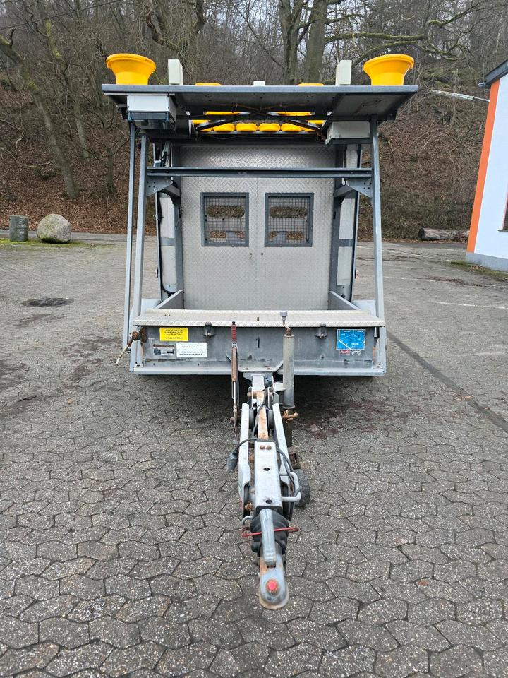 Nissen Mersch LED Absperrtafel FAT Sperrwand Fahrbare Verkehrsleitanhänger Verkehrssicherungsanhänger Verkehrsleittafel Verkehrssicherung Baustellenabsicherung - Remolque: foto 5 Nissen Mersch LED Absperrtafel FAT Sperrwand Fahrbare Verkehrsleitanhänger Verkehrssicherungsanhänger Verkehrsleittafel Verkehrssicherung Baustellenabsicherung - Remolque: foto 5