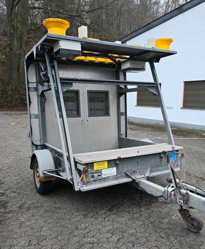 Nissen Mersch LED Absperrtafel FAT Sperrwand Fahrbare Verkehrsleitanhänger Verkehrssicherungsanhänger Verkehrsleittafel Verkehrssicherung Baustellenabsicherung - Remolque: foto 2 Nissen Mersch LED Absperrtafel FAT Sperrwand Fahrbare Verkehrsleitanhänger Verkehrssicherungsanhänger Verkehrsleittafel Verkehrssicherung Baustellenabsicherung - Remolque: foto 2