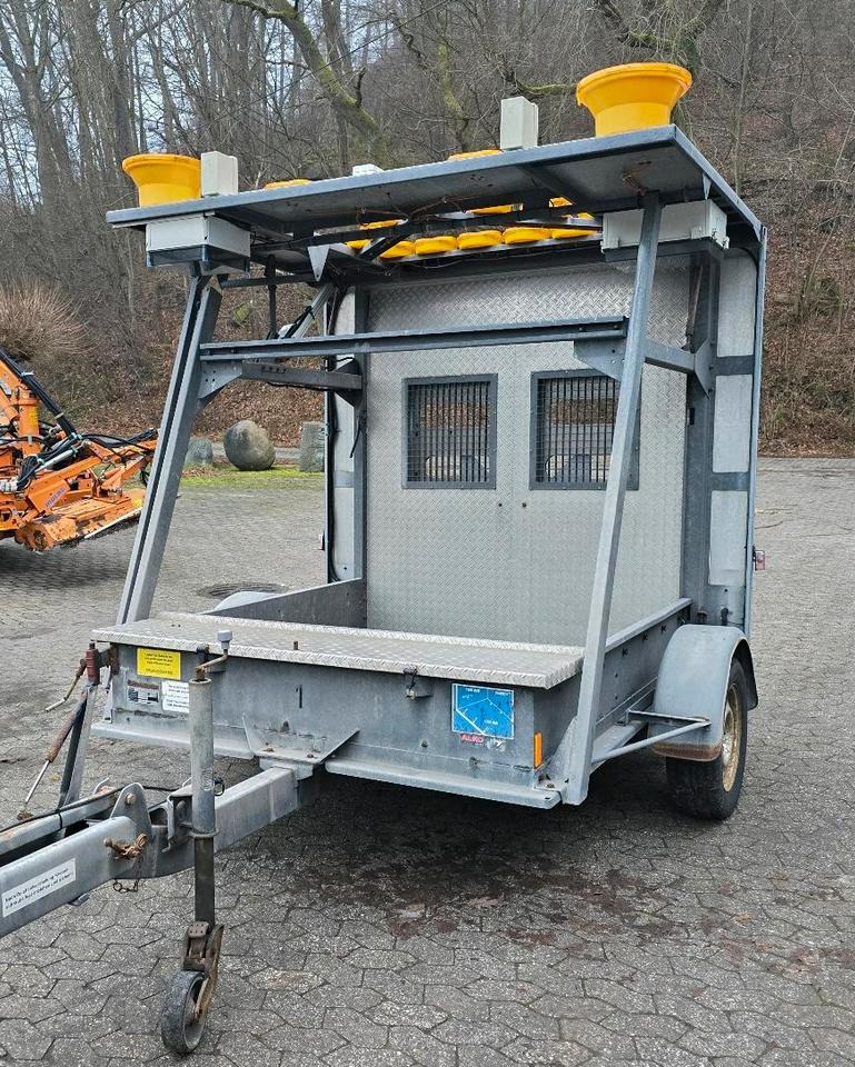 Nissen Mersch LED Absperrtafel FAT Sperrwand Fahrbare Verkehrsleitanhänger Verkehrssicherungsanhänger Verkehrsleittafel Verkehrssicherung Baustellenabsicherung - Remolque: foto 1 Nissen Mersch LED Absperrtafel FAT Sperrwand Fahrbare Verkehrsleitanhänger Verkehrssicherungsanhänger Verkehrsleittafel Verkehrssicherung Baustellenabsicherung - Remolque: foto 1