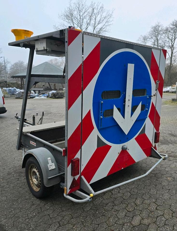 Nissen Mersch LED Absperrtafel FAT Sperrwand Fahrbare Verkehrsleitanhänger Verkehrssicherungsanhänger Verkehrsleittafel Verkehrssicherung Baustellenabsicherung - Remolque: foto 4 Nissen Mersch LED Absperrtafel FAT Sperrwand Fahrbare Verkehrsleitanhänger Verkehrssicherungsanhänger Verkehrsleittafel Verkehrssicherung Baustellenabsicherung - Remolque: foto 4