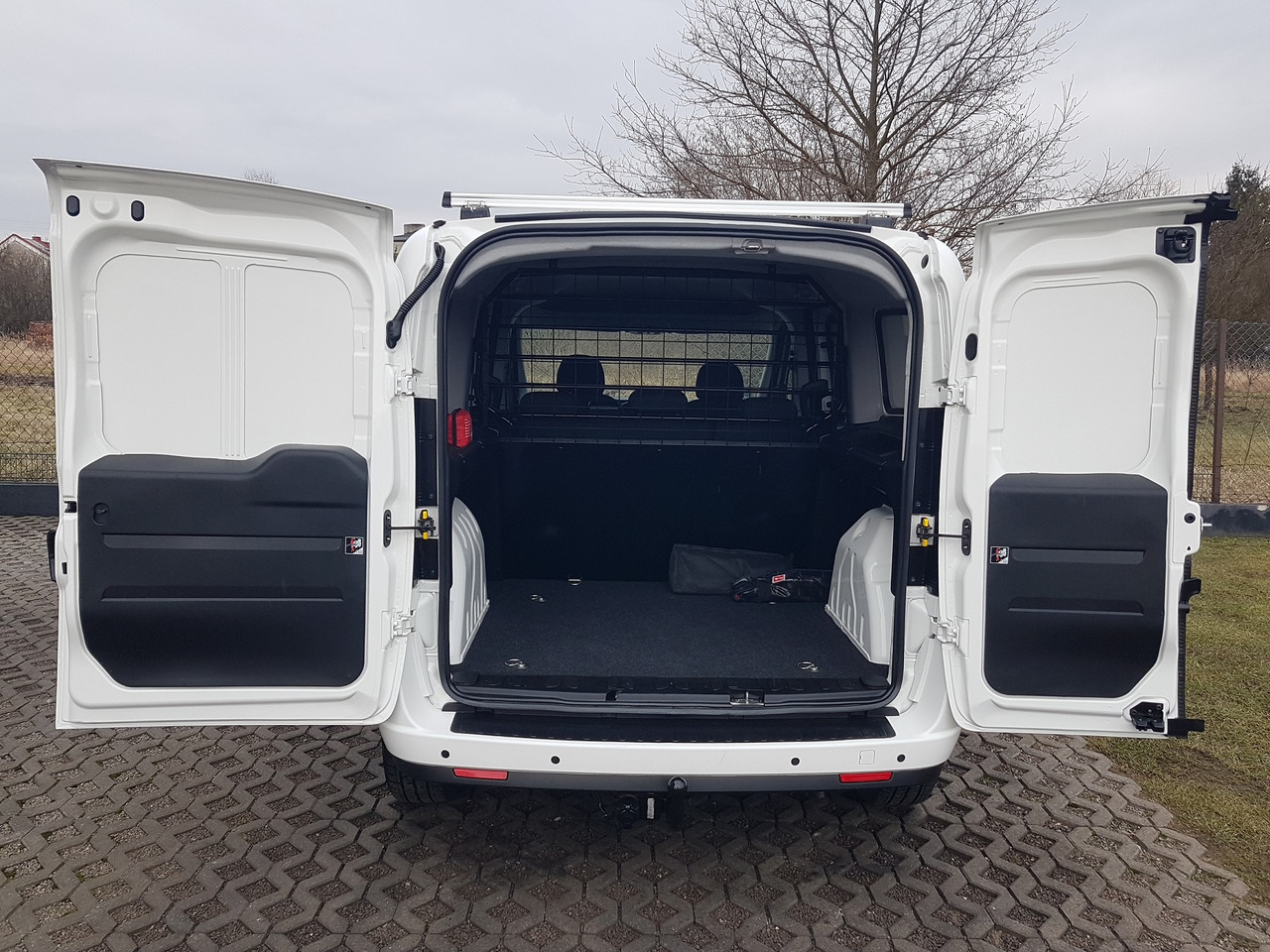 FIAT FIAT DOBLO DŁUGI 1,6 16V DIESEL EURO-6CH MULTIJET DOBLO DŁUGI 1,6 16V DIESEL EURO-6CH MULTIJET 105 KM 6-BIEGÓW MANUAL MAXI WERSJA 5 – OSÓB - Furgoneta, Furgoneta combi: foto 5 FIAT FIAT DOBLO DŁUGI 1,6 16V DIESEL EURO-6CH MULTIJET DOBLO DŁUGI 1,6 16V DIESEL EURO-6CH MULTIJET 105 KM 6-BIEGÓW MANUAL MAXI WERSJA 5 – OSÓB - Furgoneta, Furgoneta combi: foto 5
