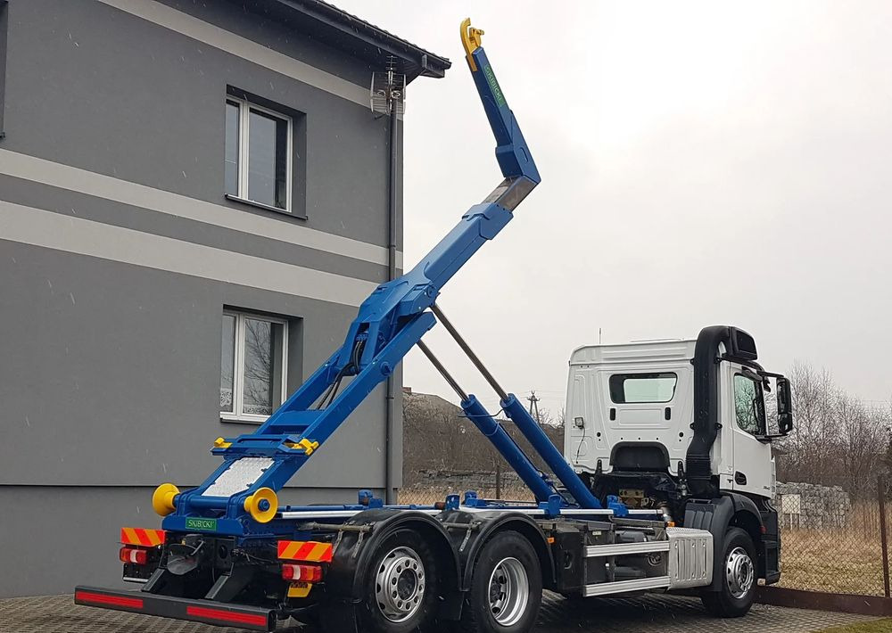 Mercedes-Benz ANTOS ACTROS HAKOWIEC 3 OSIE 6x2 KLIMA HAKOWIEC DO KONTENERÓW - Camión multibasculante: foto 4 Mercedes-Benz ANTOS ACTROS HAKOWIEC 3 OSIE 6x2 KLIMA HAKOWIEC DO KONTENERÓW - Camión multibasculante: foto 4