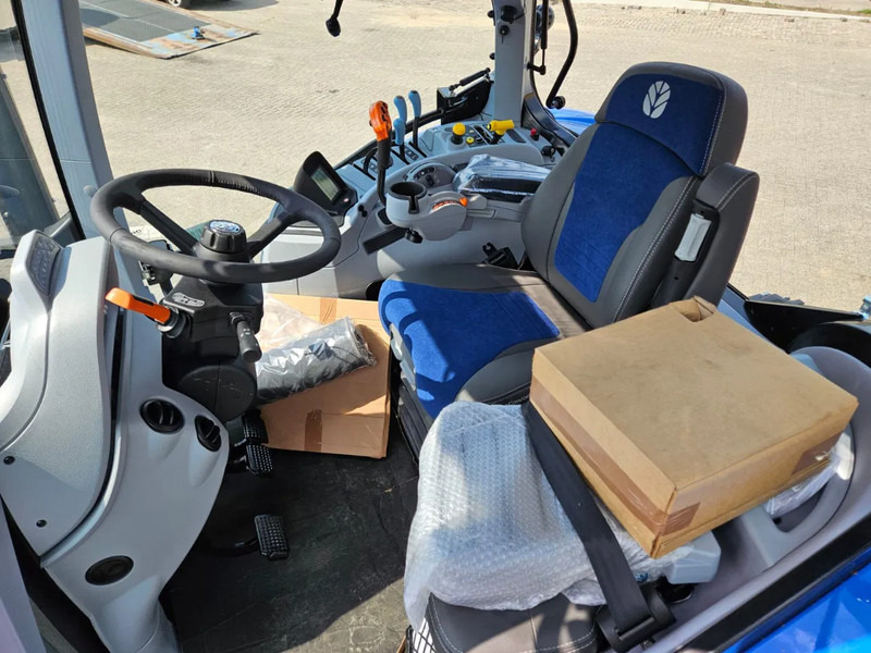 Tractor New Holland T7.210 Range command 50 km/h: foto 17 Tractor New Holland T7.210 Range command 50 km/h: foto 17