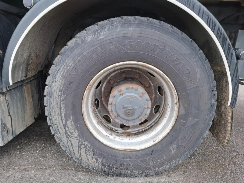 Camión cisterna para transporte de alimentos DAF 85 .410: foto 30