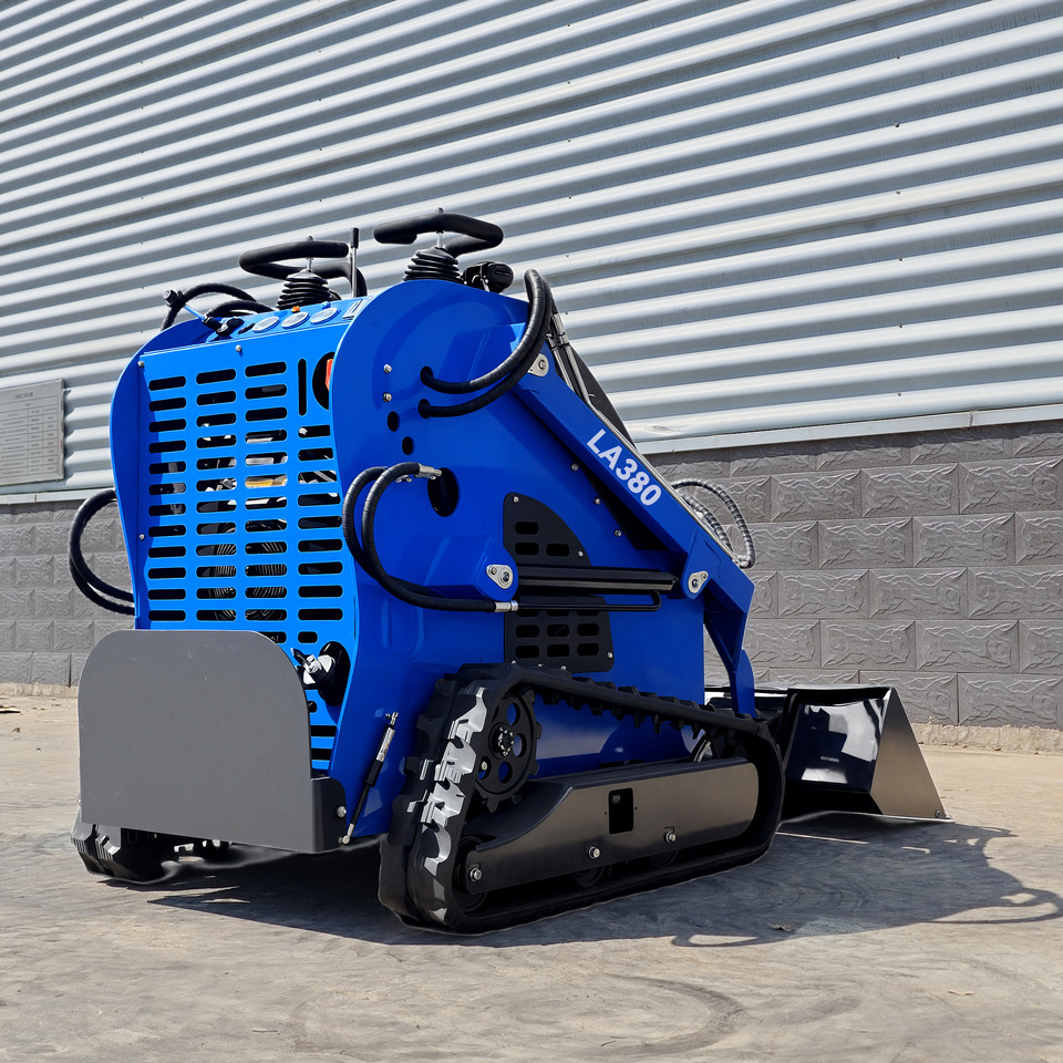 Leasing para LEZUM LA380 Mini Skid Steer Loader Compact Track Diesel Cheap Mini Skid Steer Loader For Sale With Mini Skid Steer Attachments 4 In 1 Bucket LEZUM LA380 Mini Skid Steer Loader Compact Track Diesel Cheap Mini Skid Steer Loader For Sale With Mini Skid Steer Attachments 4 In 1 Bucket: foto 6 Leasing para LEZUM LA380 Mini Skid Steer Loader Compact Track Diesel Cheap Mini Skid Steer Loader For Sale With Mini Skid Steer Attachments 4 In 1 Bucket LEZUM LA380 Mini Skid Steer Loader Compact Track Diesel Cheap Mini Skid Steer Loader For Sale With Mini Skid Steer Attachments 4 In 1 Bucket: foto 6