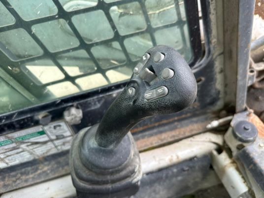 Bobcat T190 Joystick à 19 900 € HT - Minicargadora de cadenas: foto 4 Bobcat T190 Joystick à 19 900 € HT - Minicargadora de cadenas: foto 4