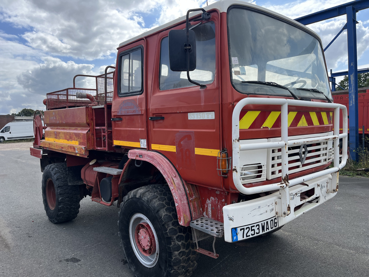RENAULT 85-150 4x4 ccf citerne - Camión de bomberos: foto 2 RENAULT 85-150 4x4 ccf citerne - Camión de bomberos: foto 2