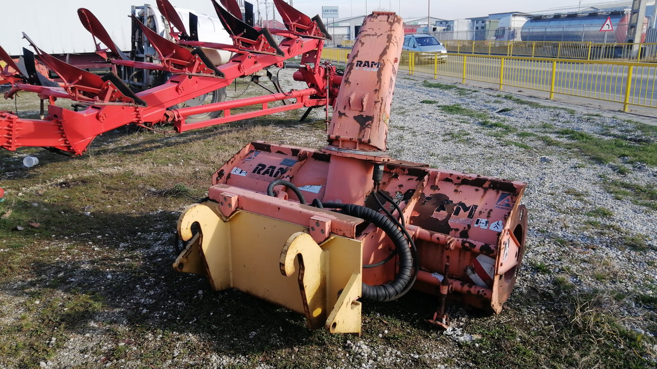Freza zapada/Snow blower Assaloni pentru Buldoexcavator/Bobcat/Incatcator frontal - Soplador de nieve para Maquinaria de construcción: foto 5 Freza zapada/Snow blower Assaloni pentru Buldoexcavator/Bobcat/Incatcator frontal - Soplador de nieve para Maquinaria de construcción: foto 5