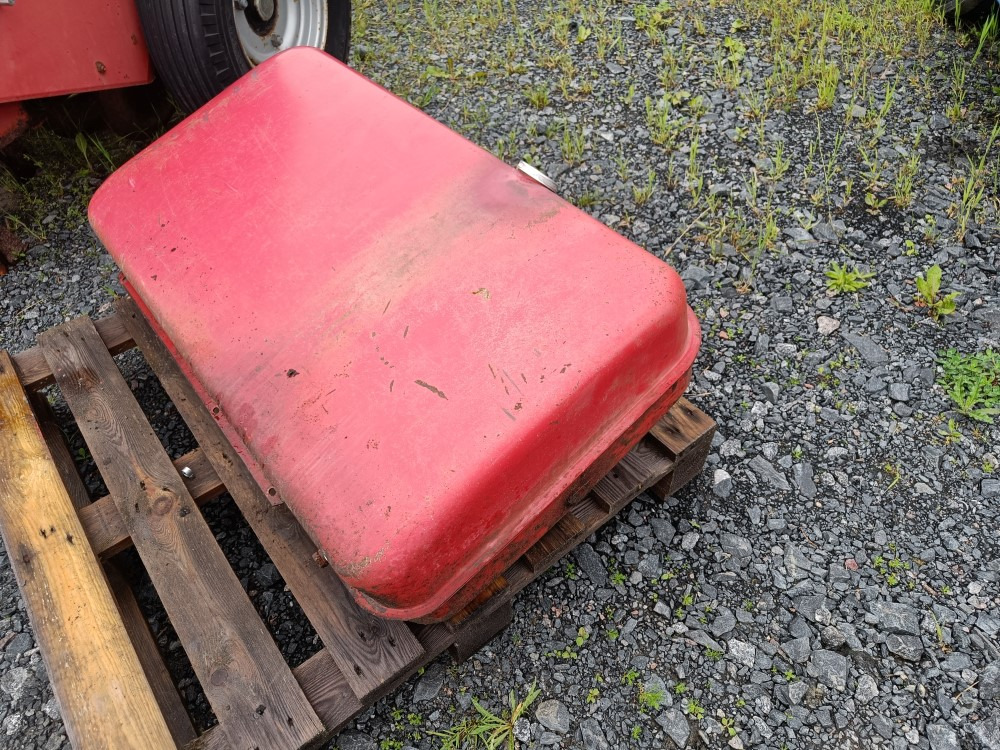 Sampo 410 polttoainetankki - Depósito de combustible para Cosechadora de granos: foto 1 Sampo 410 polttoainetankki - Depósito de combustible para Cosechadora de granos: foto 1
