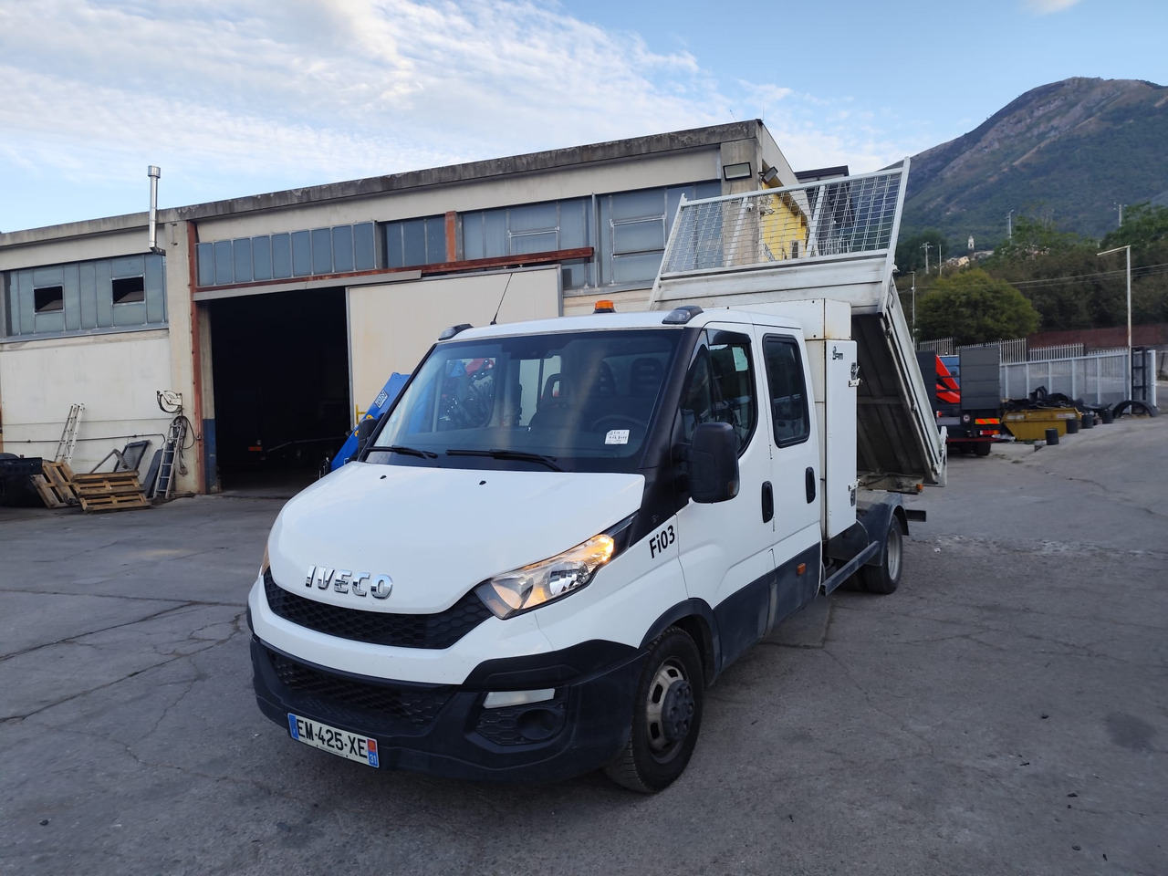 IVECO DAILY 35-140 - Furgoneta basculante: foto 1 IVECO DAILY 35-140 - Furgoneta basculante: foto 1