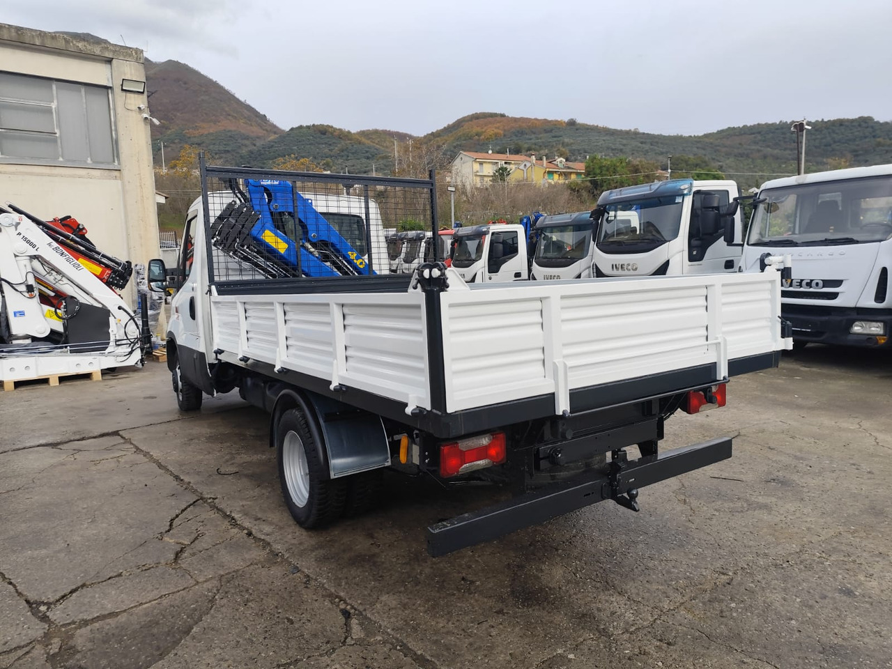 IVECO DAILY 35-150 - Camión volquete, Camión grúa: foto 3 IVECO DAILY 35-150 - Camión volquete, Camión grúa: foto 3