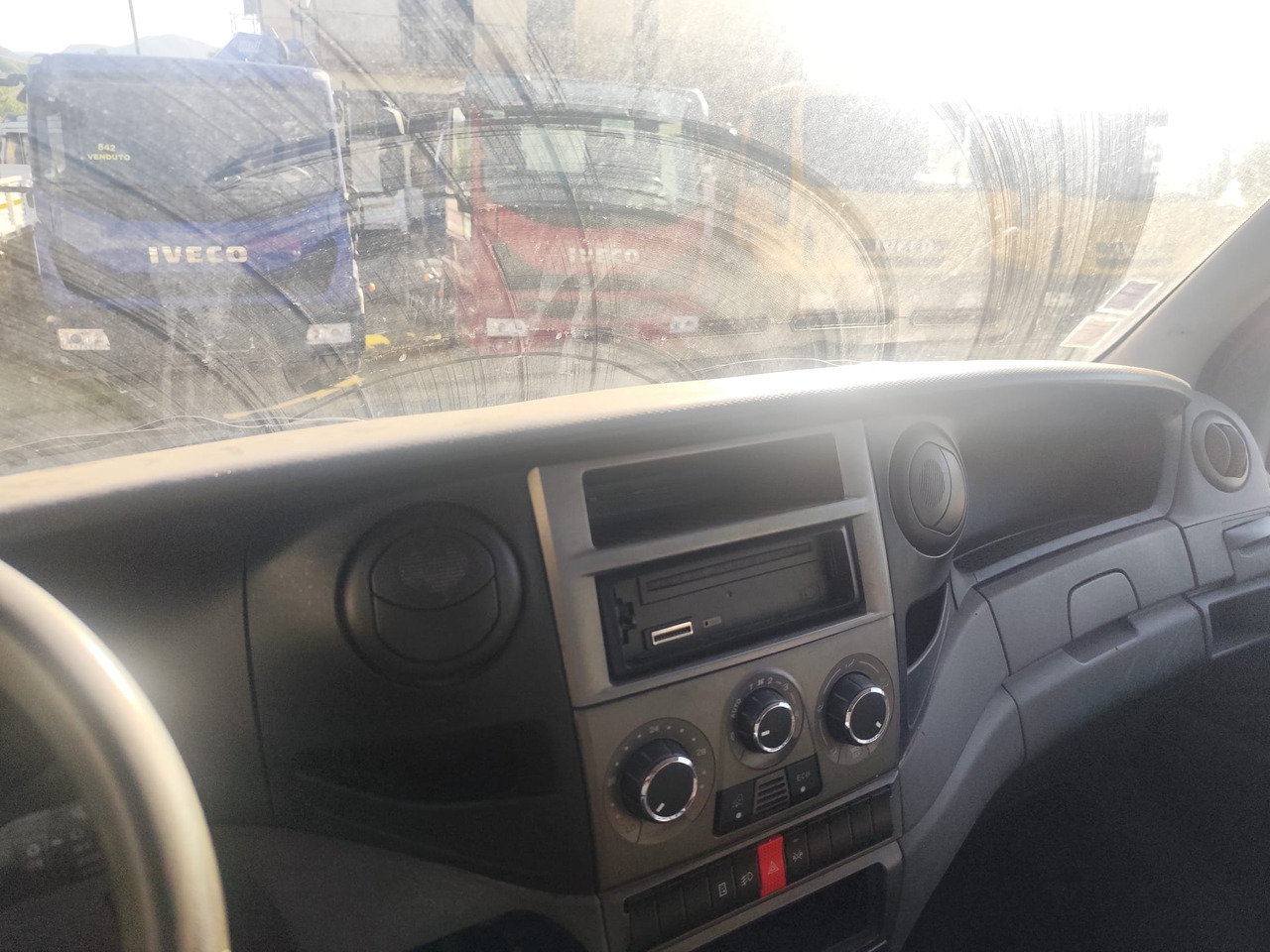Furgoneta basculante IVECO DAILY 35C13: foto 29