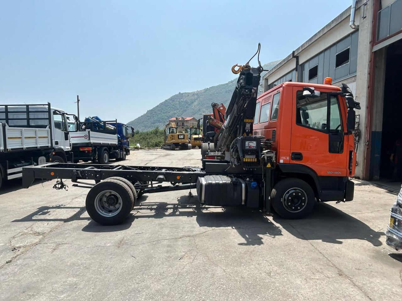 IVECO EUROCARGO 120-190L - Camión grúa: foto 2 IVECO EUROCARGO 120-190L - Camión grúa: foto 2