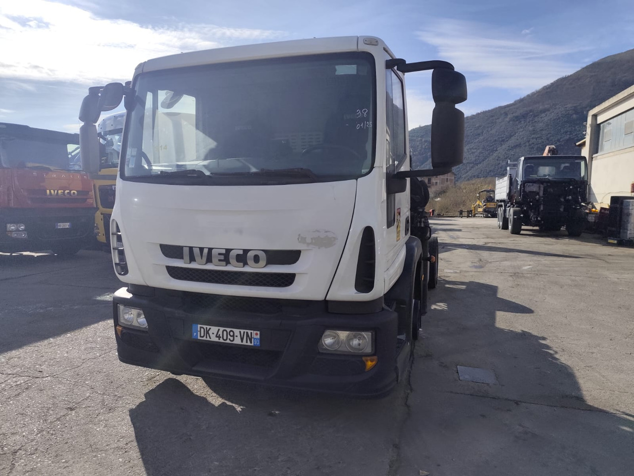 IVECO EUROCARGO 120E25 - Camión grúa: foto 1 IVECO EUROCARGO 120E25 - Camión grúa: foto 1
