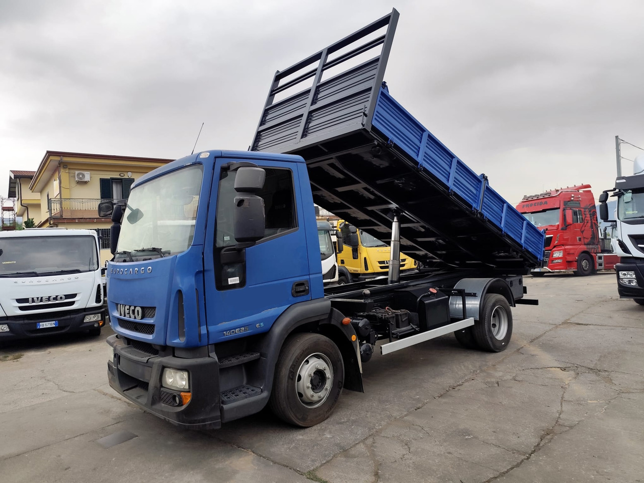 IVECO EUROCARGO 140E25 - Camión volquete: foto 1 IVECO EUROCARGO 140E25 - Camión volquete: foto 1