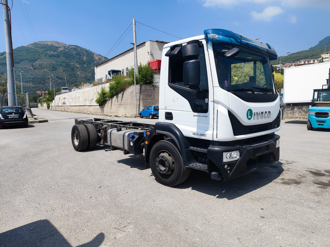 IVECO EUROCARGO 160-280 - Camión caja cerrada, Camión grúa: foto 1 IVECO EUROCARGO 160-280 - Camión caja cerrada, Camión grúa: foto 1