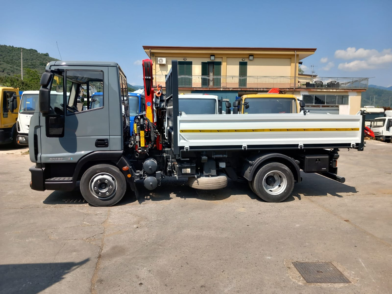 IVECO EUROCARGO 80E22 - Camión grúa: foto 4 IVECO EUROCARGO 80E22 - Camión grúa: foto 4