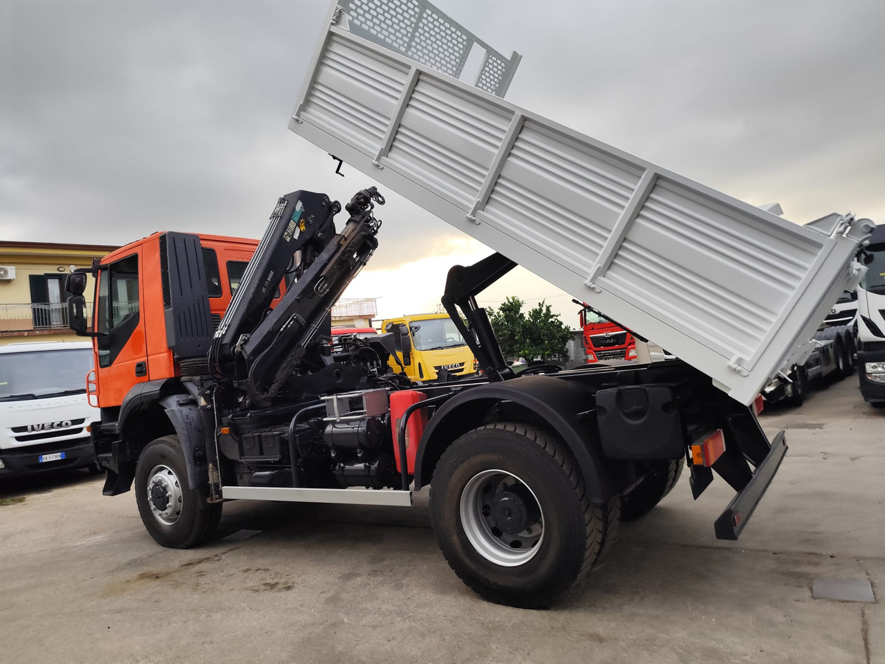 IVECO TRAKKER 190T36 - Camión grúa: foto 4 IVECO TRAKKER 190T36 - Camión grúa: foto 4