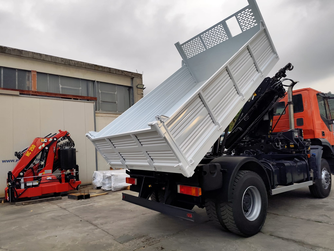 Camión grúa, Camión volquete IVECO TRAKKER 190T36: foto 8