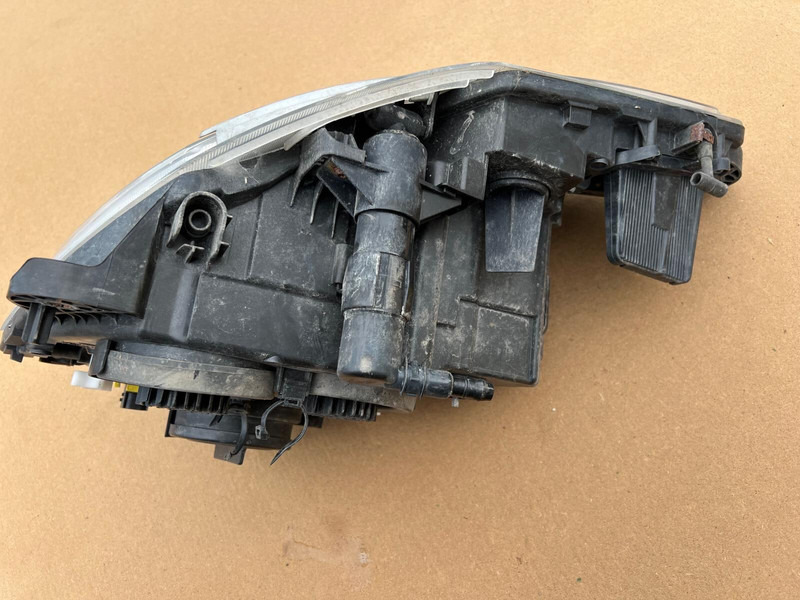 DAF XF106 - Faro delantero: foto 3 DAF XF106 - Faro delantero: foto 3