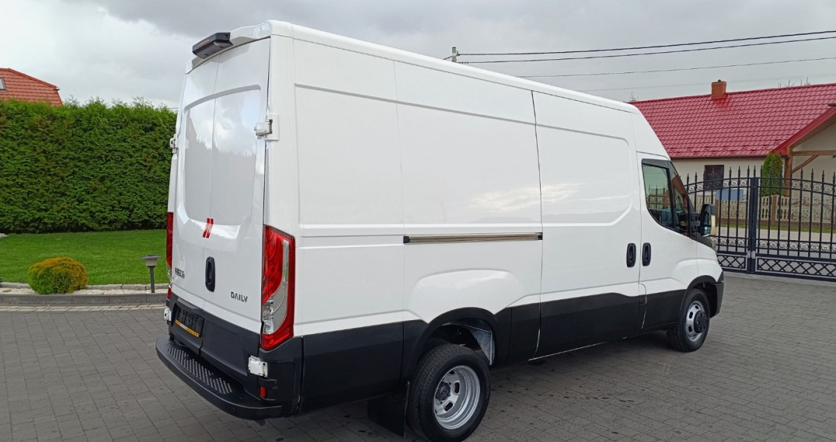 Iveco Daily 35C13 Blaszak L3H2 na bliźniakach VAT 23 - Furgón: foto 4 Iveco Daily 35C13 Blaszak L3H2 na bliźniakach VAT 23 - Furgón: foto 4