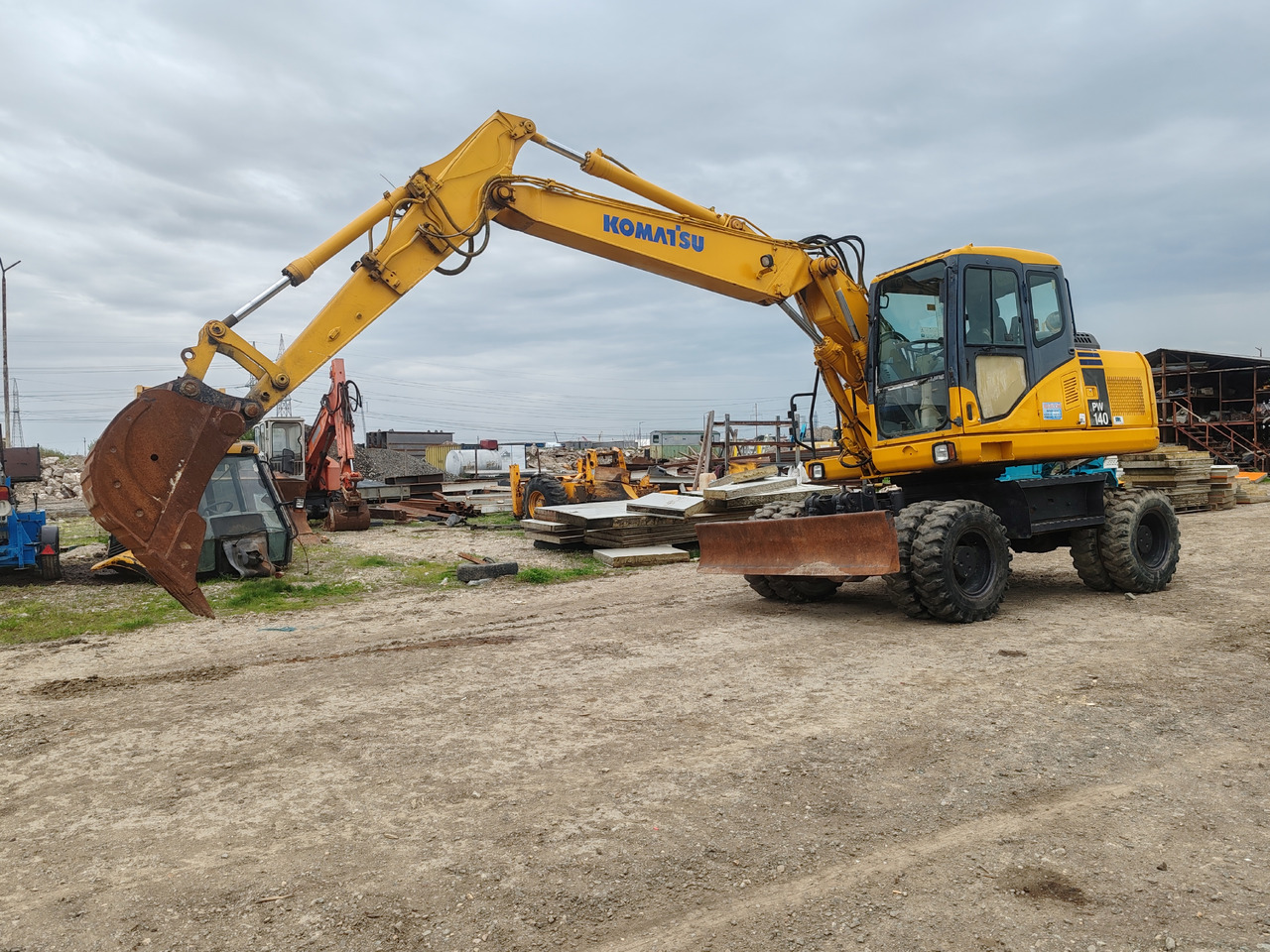 Komatsu PW140-7 - Excavadora de ruedas: foto 1 Komatsu PW140-7 - Excavadora de ruedas: foto 1