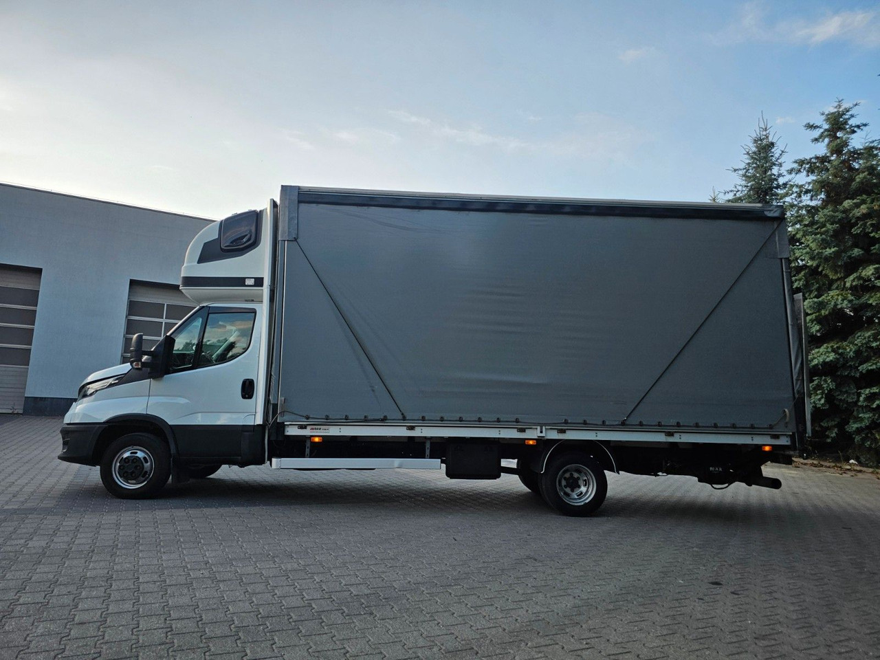 Iveco DAILY 50C18 5t - 3.5t Zulassung Plane+BAR winde - Furgoneta con lona: foto 4 Iveco DAILY 50C18 5t - 3.5t Zulassung Plane+BAR winde - Furgoneta con lona: foto 4