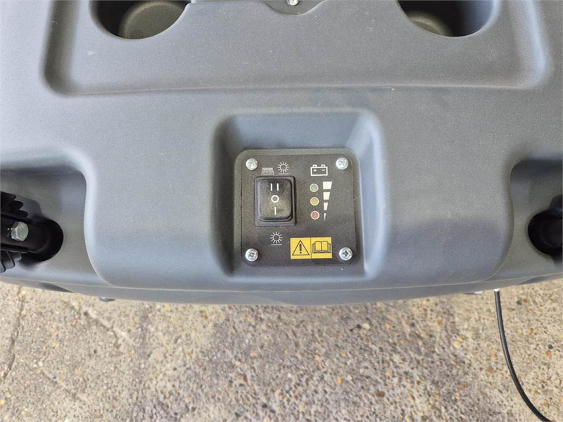 Nilfisk SW 750 - Barredora vial: foto 4 Nilfisk SW 750 - Barredora vial: foto 4