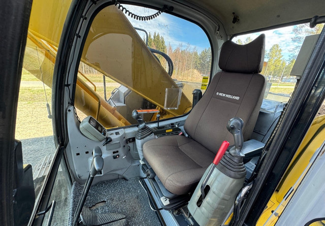 Excavadora de cadenas New HollandE235SR: foto 14