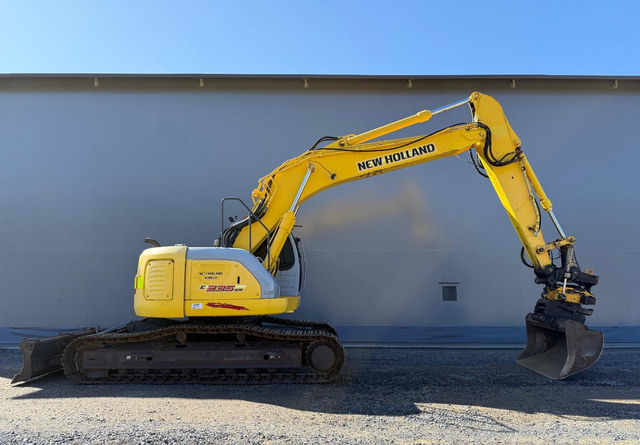 Excavadora de cadenas New HollandE235SR: foto 6