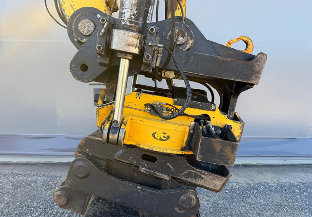 Excavadora de cadenas New HollandE235SR: foto 9