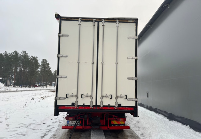 VolvoFH13 500 6x2 - Camión caja cerrada: foto 4 VolvoFH13 500 6x2 - Camión caja cerrada: foto 4