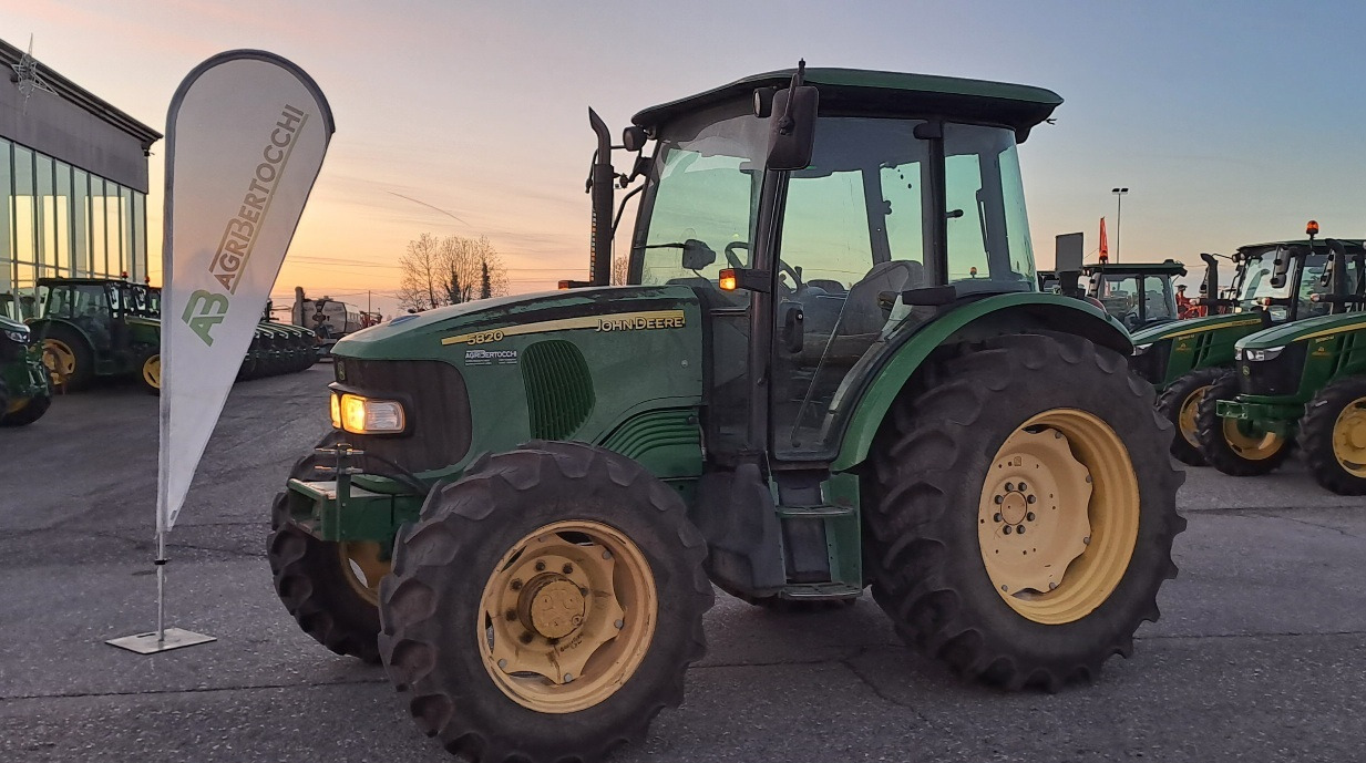 JOHN DEERE 5820 - Tractor: foto 1 JOHN DEERE 5820 - Tractor: foto 1