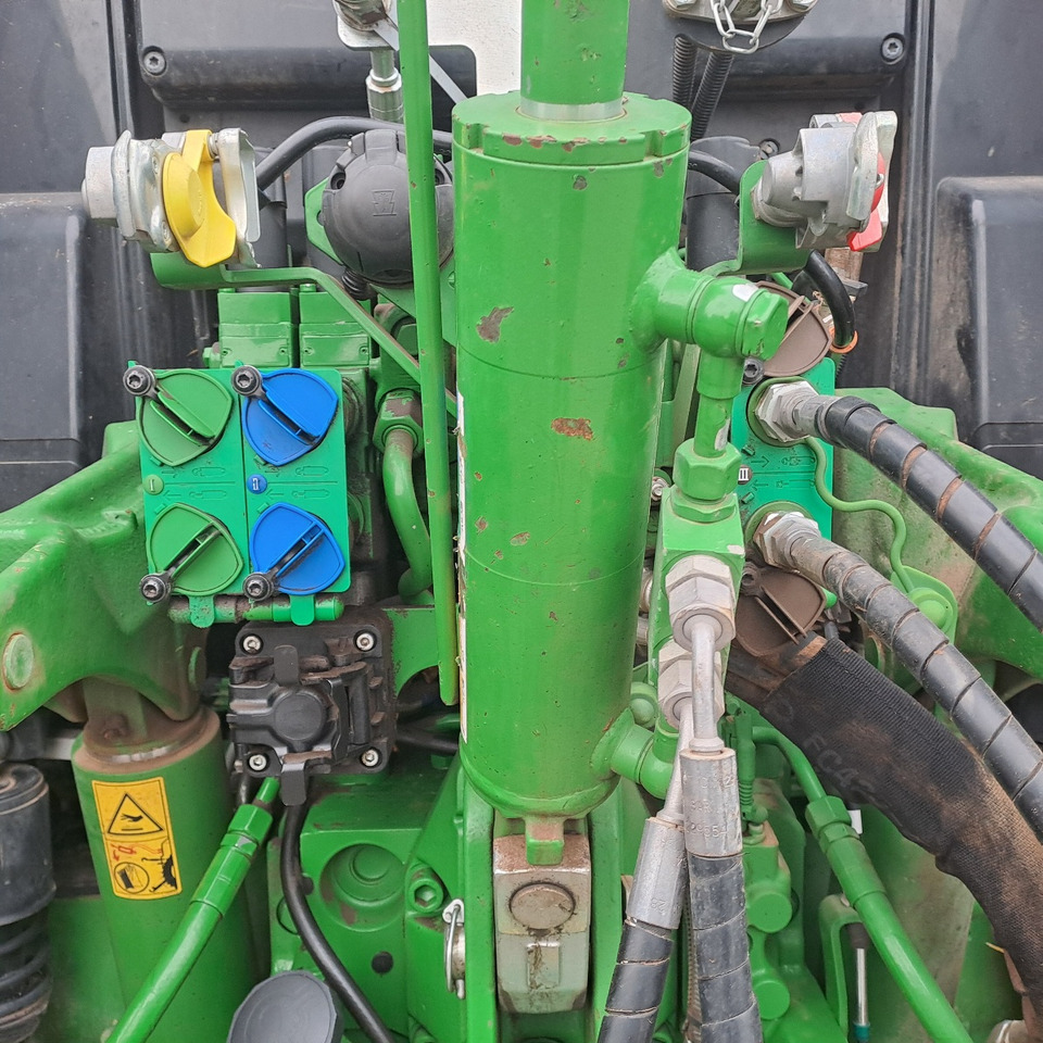 Tractor JOHN DEERE 6120R CON CARICATORE FRONTALE 623 M: foto 6 Tractor JOHN DEERE 6120R CON CARICATORE FRONTALE 623 M: foto 6