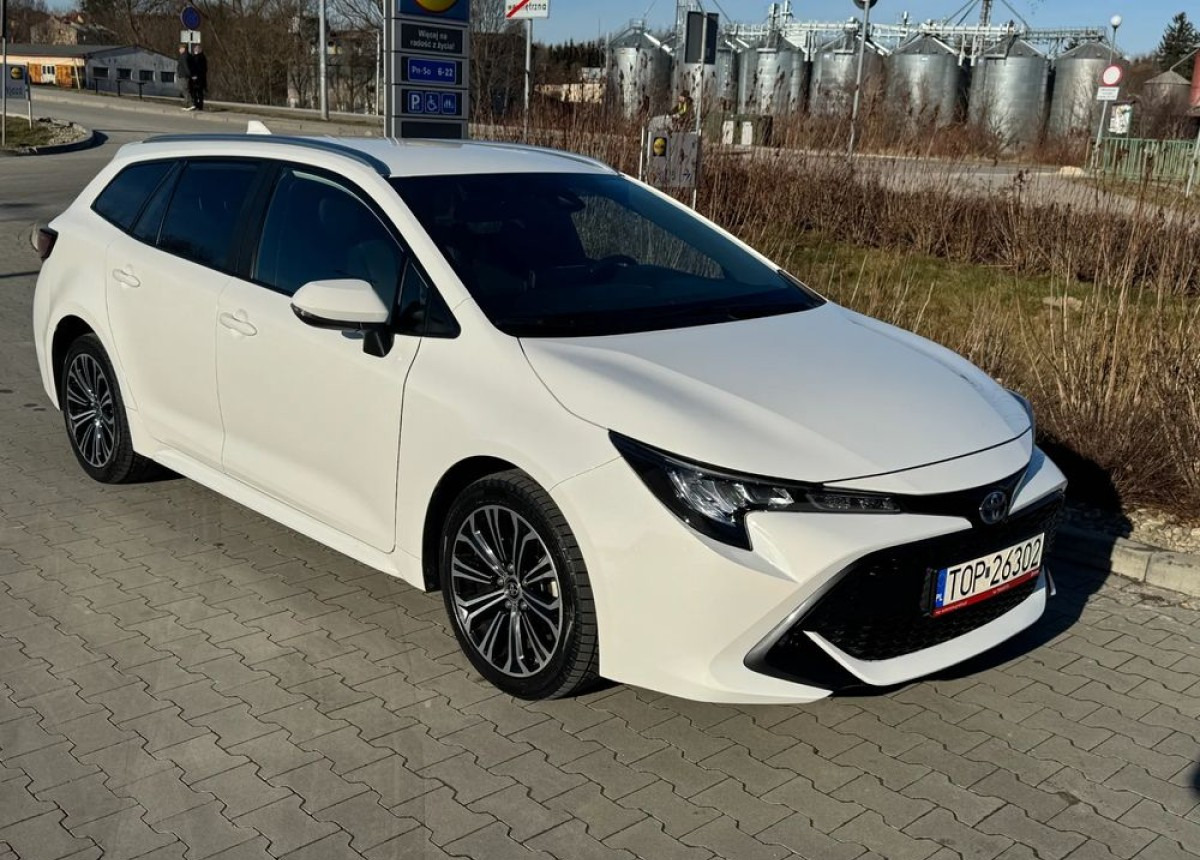Toyota Corolla 1.8 Hybrid Active Niski przebieg LED FV23 W SUPER STANIE - Coche familiar: foto 1 Toyota Corolla 1.8 Hybrid Active Niski przebieg LED FV23 W SUPER STANIE - Coche familiar: foto 1