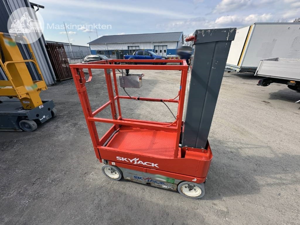 SkyJack SJ 12 - Plataforma de mástil vertical: foto 1 SkyJack SJ 12 - Plataforma de mástil vertical: foto 1